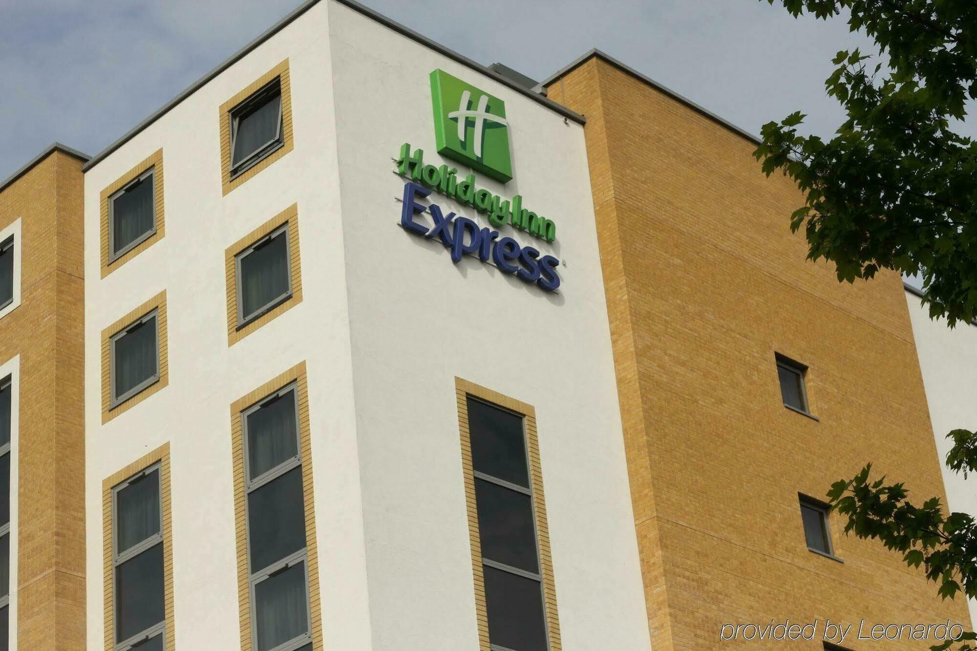 Holiday Inn Express London - Watford Junction By Ihg Экстерьер фото